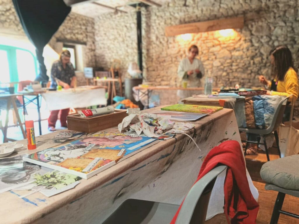 Stagiaires en atelier dans la salle aux murs de pierre de La Rivier’Arts