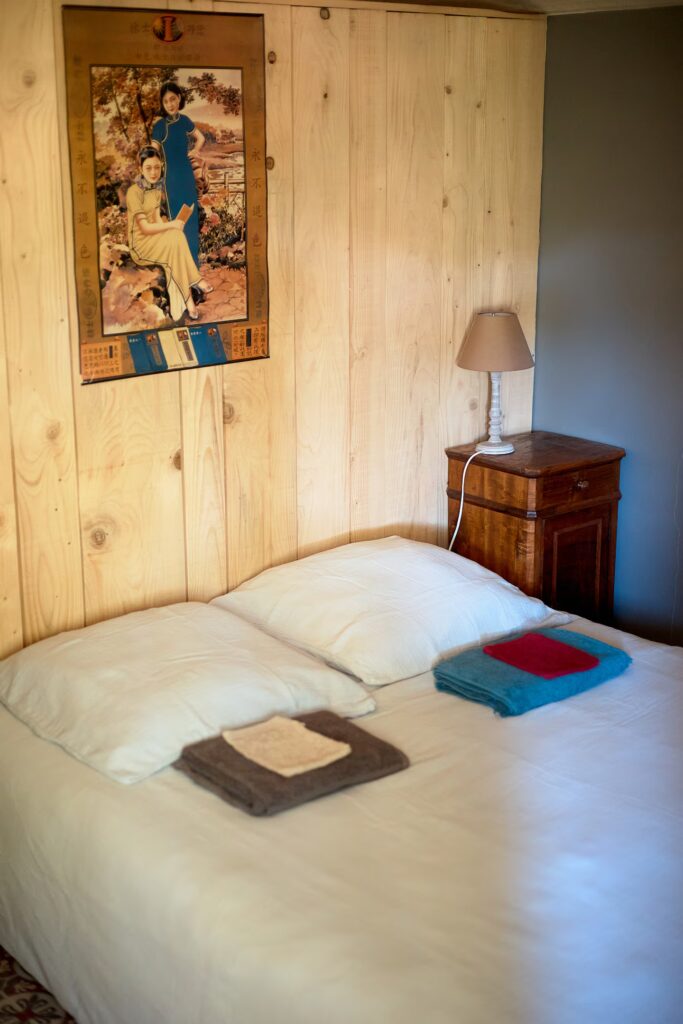 Chambre de l’hébergement au Pied d’Angèle à Gumiane