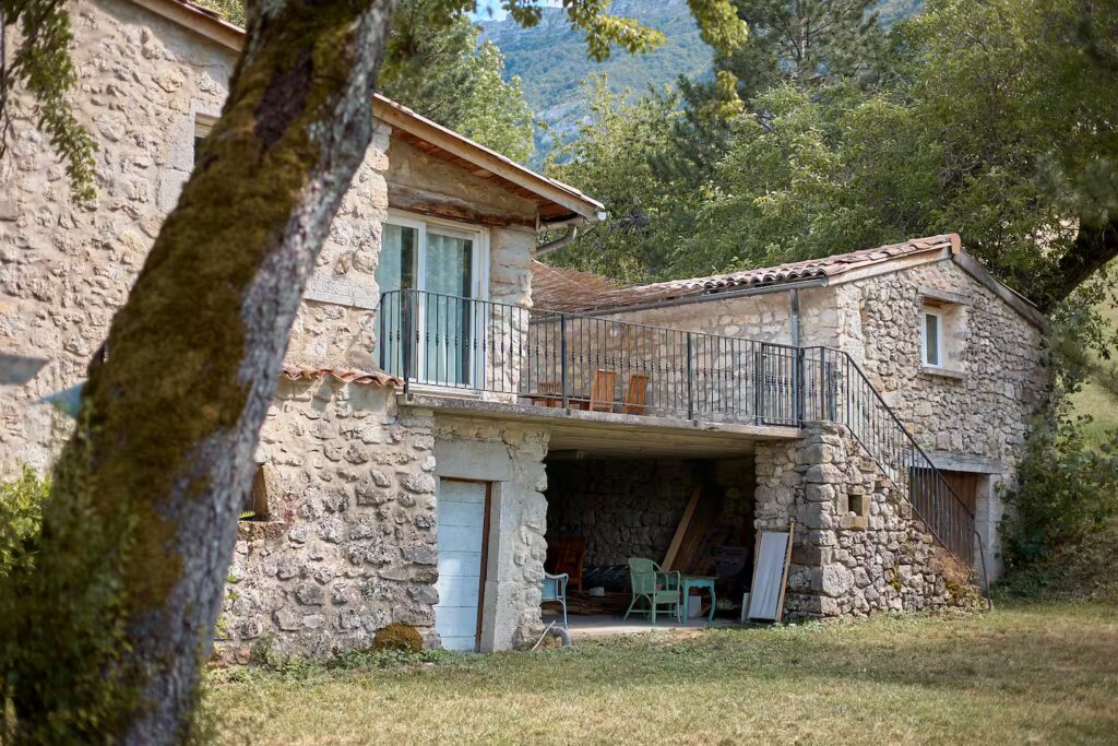 Maison en pierre du Pied d’Angèle à Gumiane, entourée de nature